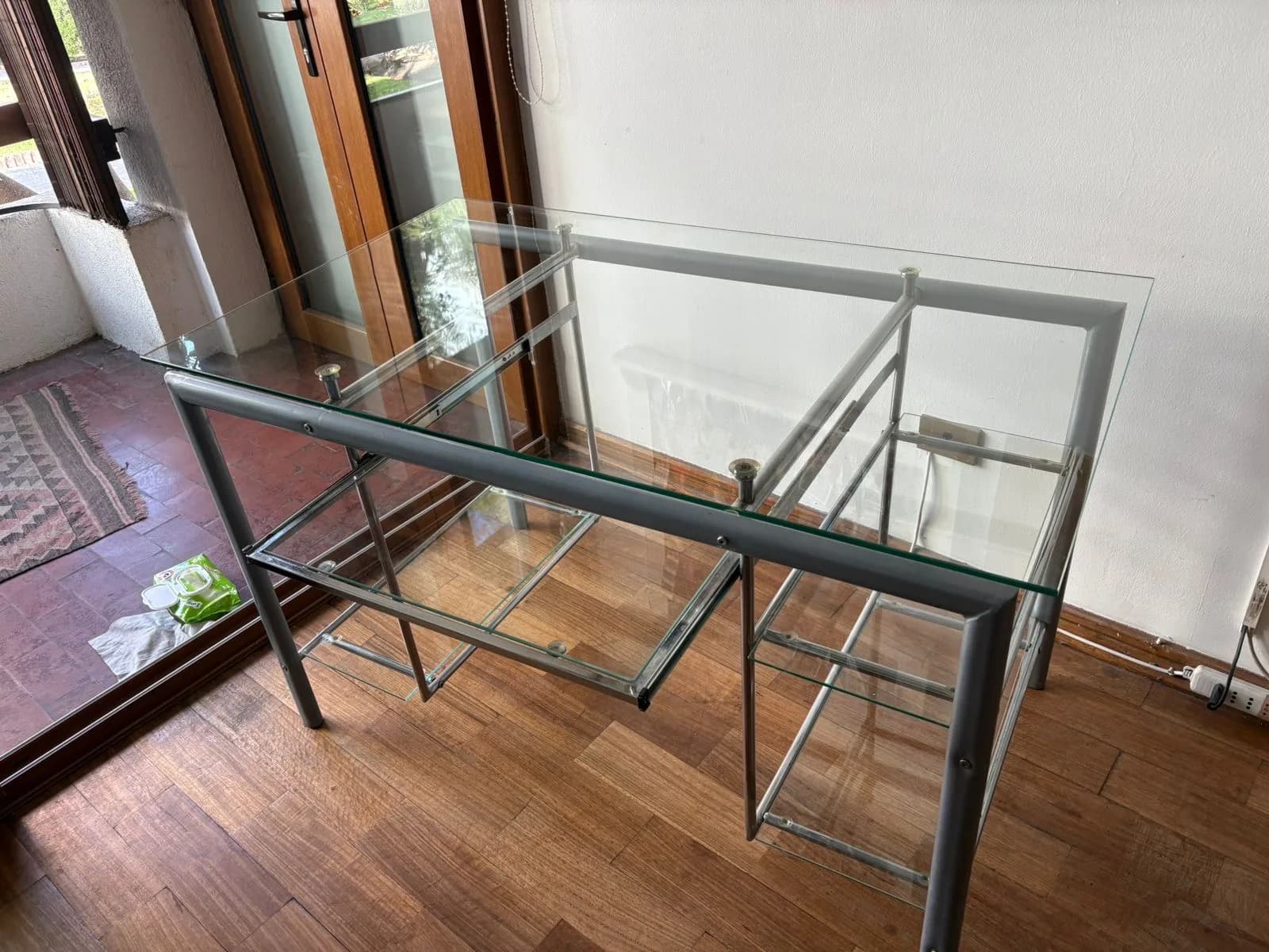 Escritorio de vidrio — vista 3