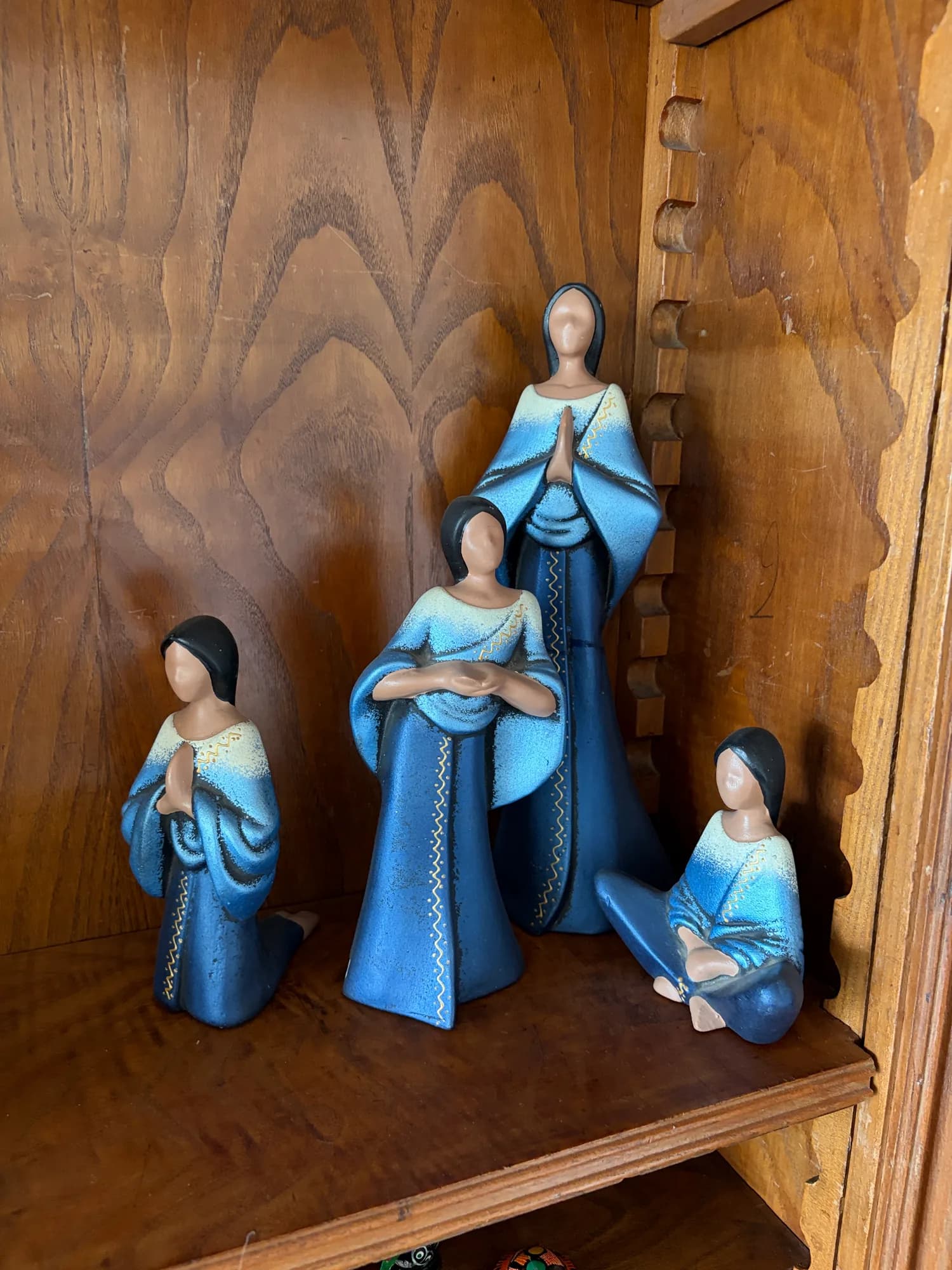 Mujeres de ceramica. — Cerámica y figuras
