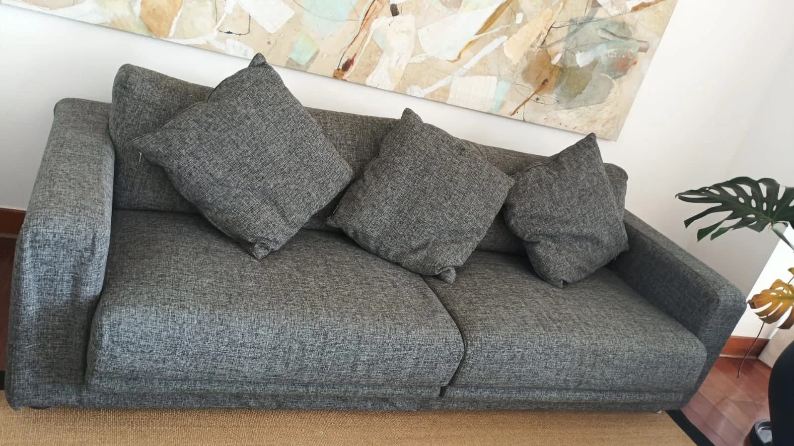 Sofa gris oscuro. — Sofás