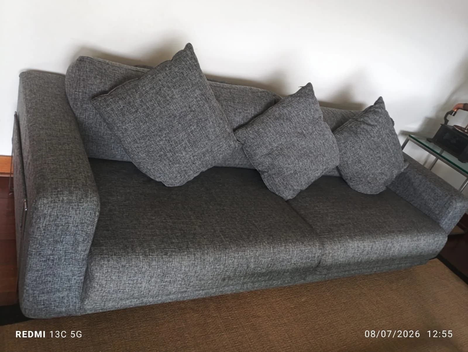 Sofa gris oscuro. — vista 2