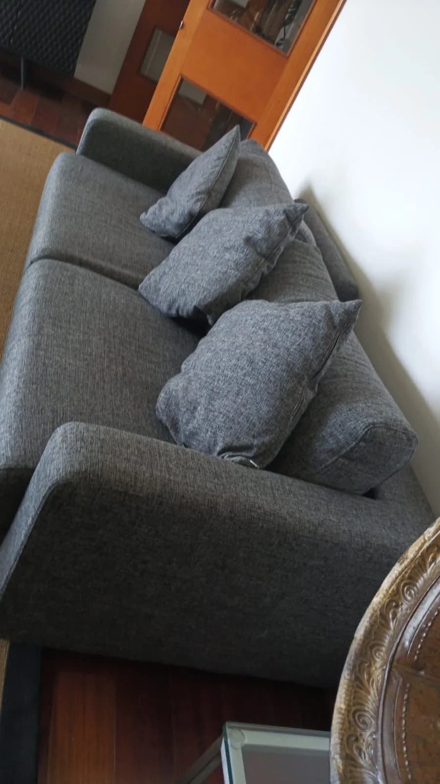 Sofa gris oscuro. — vista 3