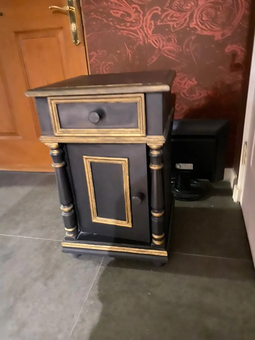 Velador de madera. — Veladores