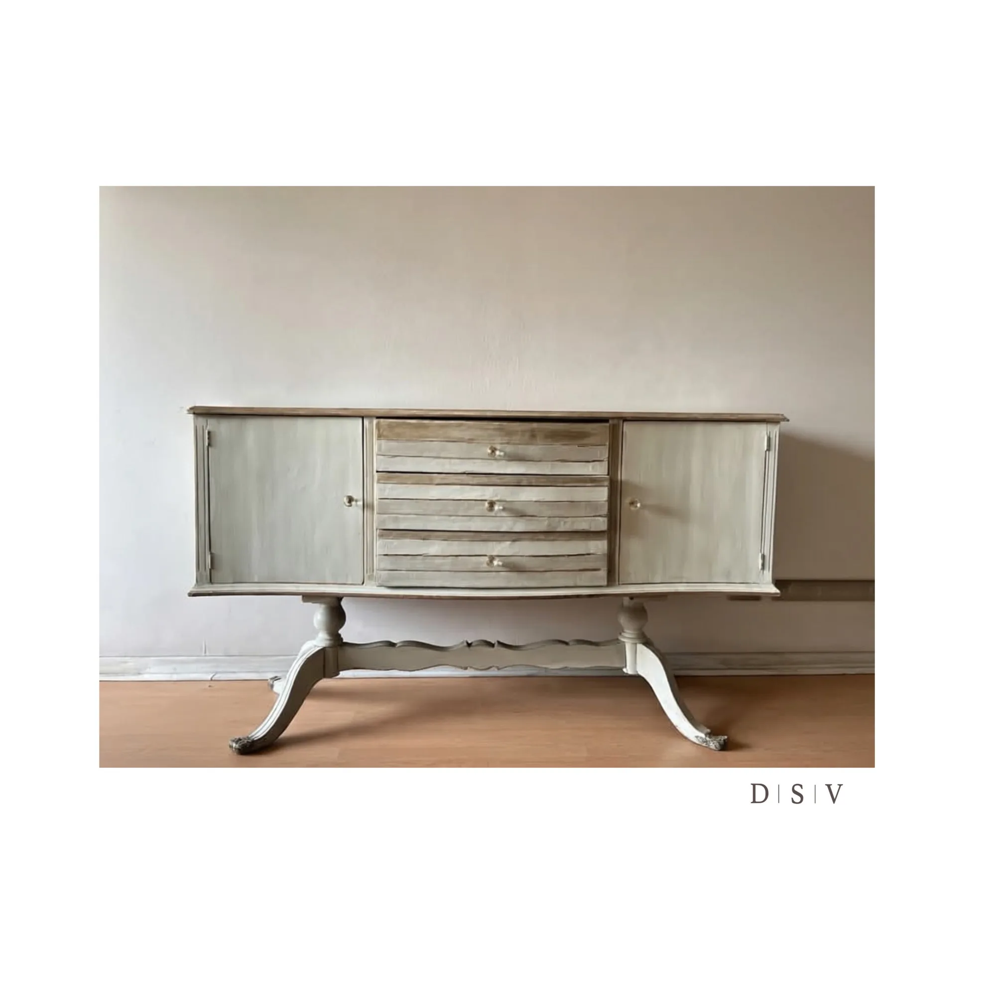 Buffet de madera maciza, antiguo. — Buffets y aparadores