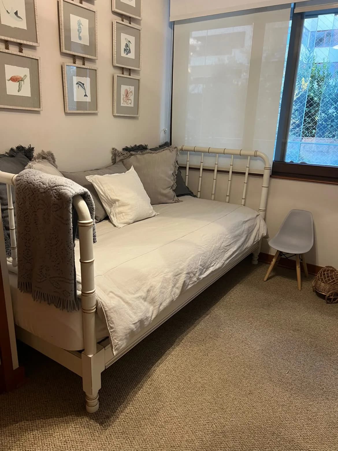 Cama de una plaza con colchon. — Camas