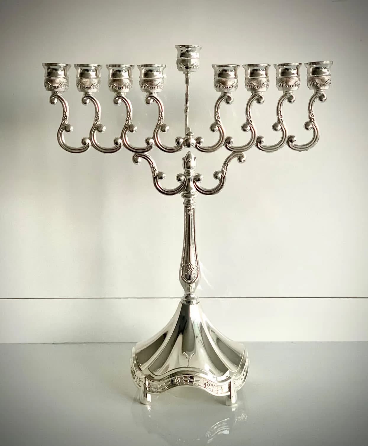 Candelabros de metal cromado. — Decoración
