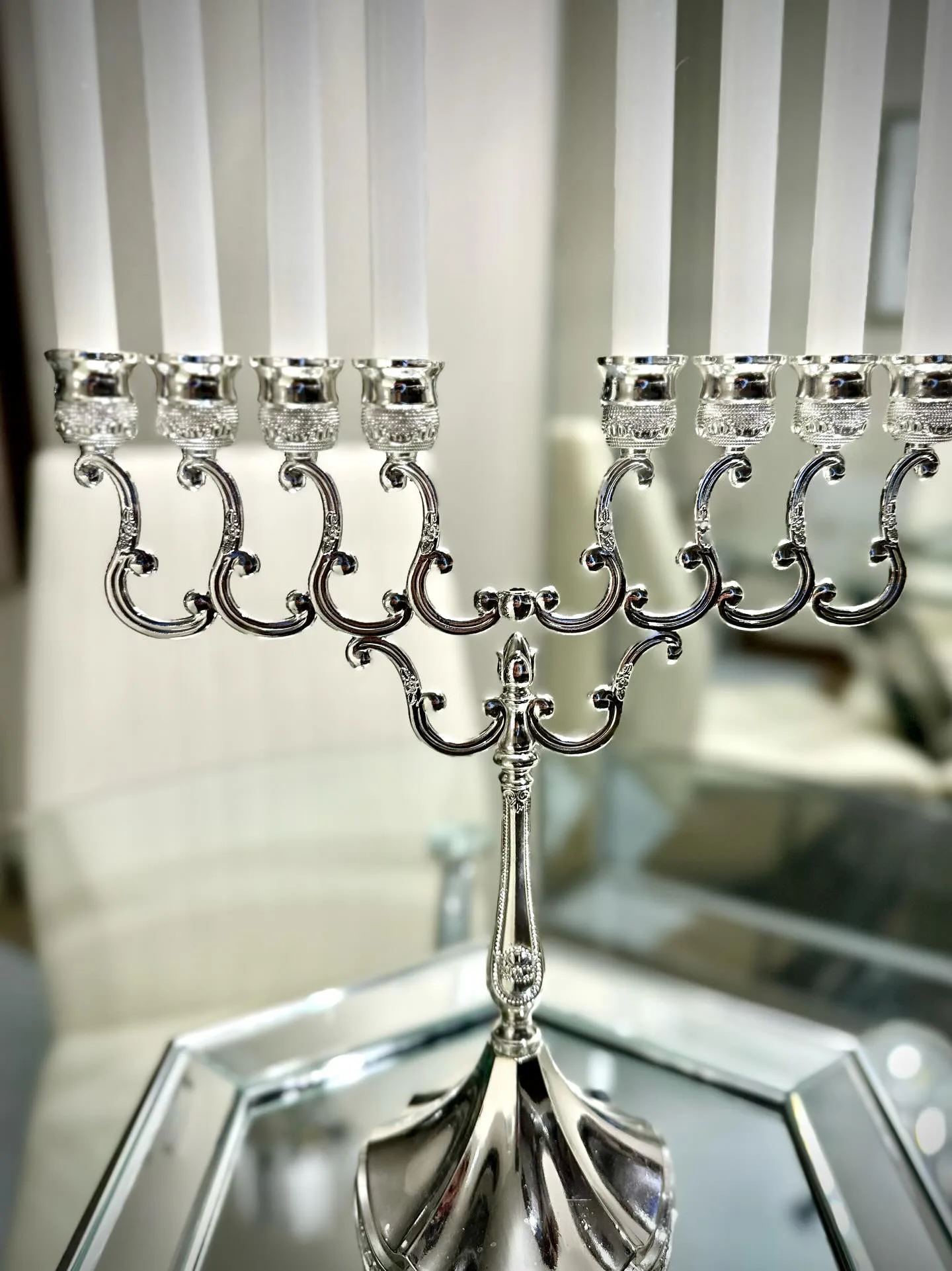 Candelabros de metal cromado. — vista 2