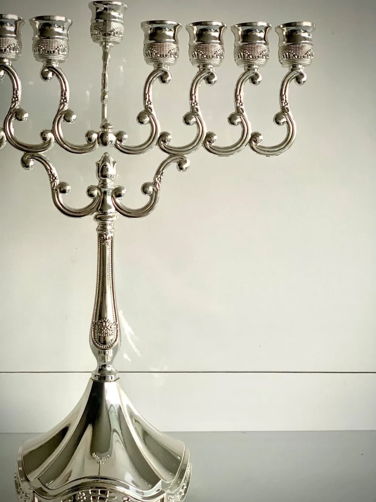 Candelabros de metal cromado. — vista 5