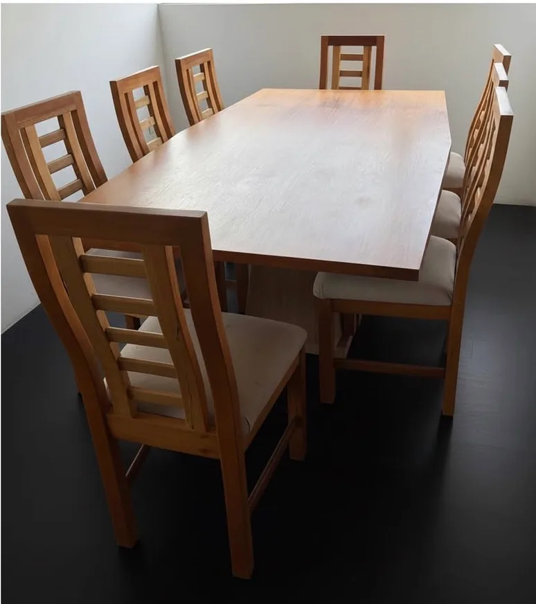 Comedor de madera base mármol con sillas. — Sillas