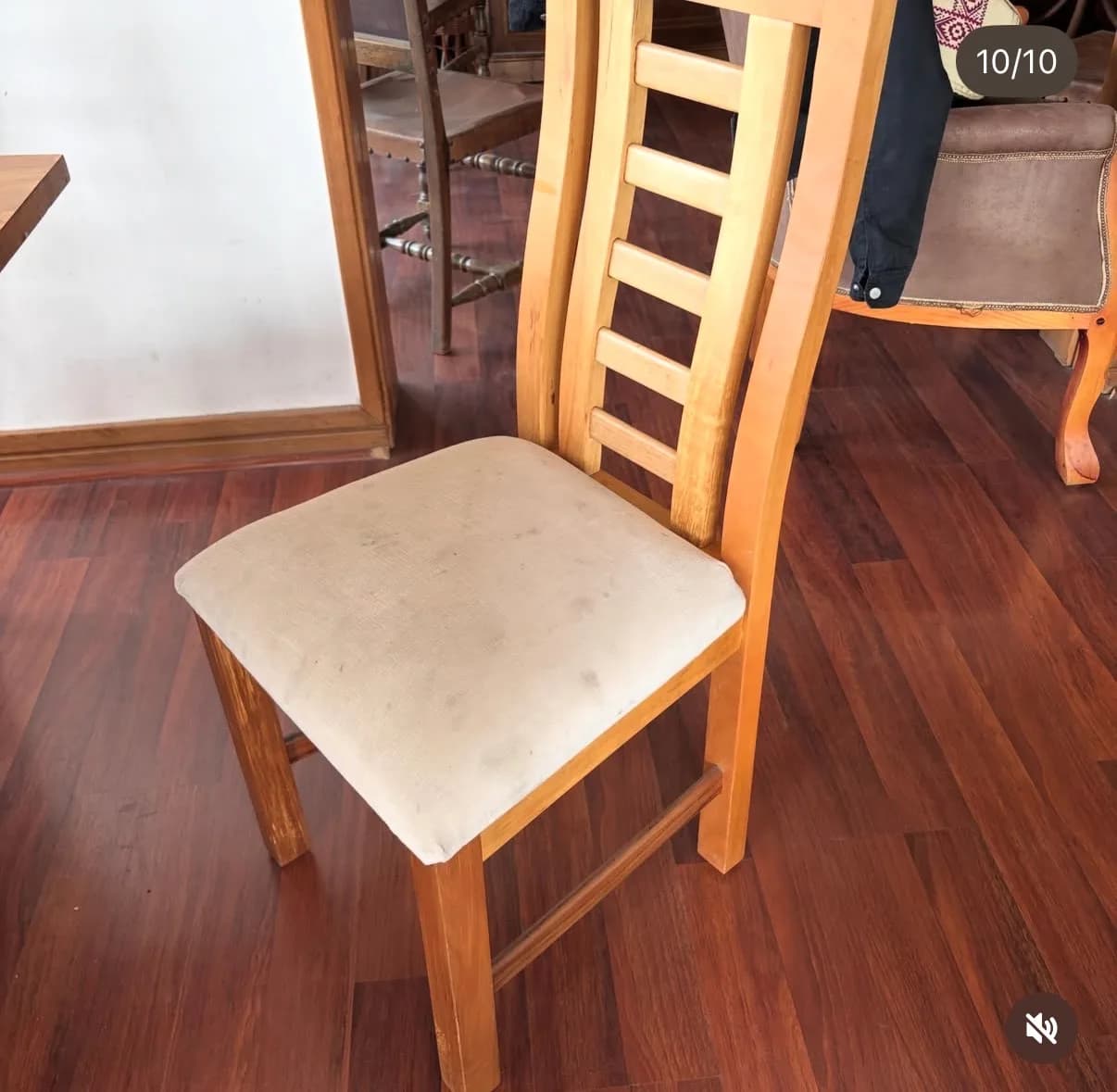 Comedor de madera base mármol con sillas. — vista 2