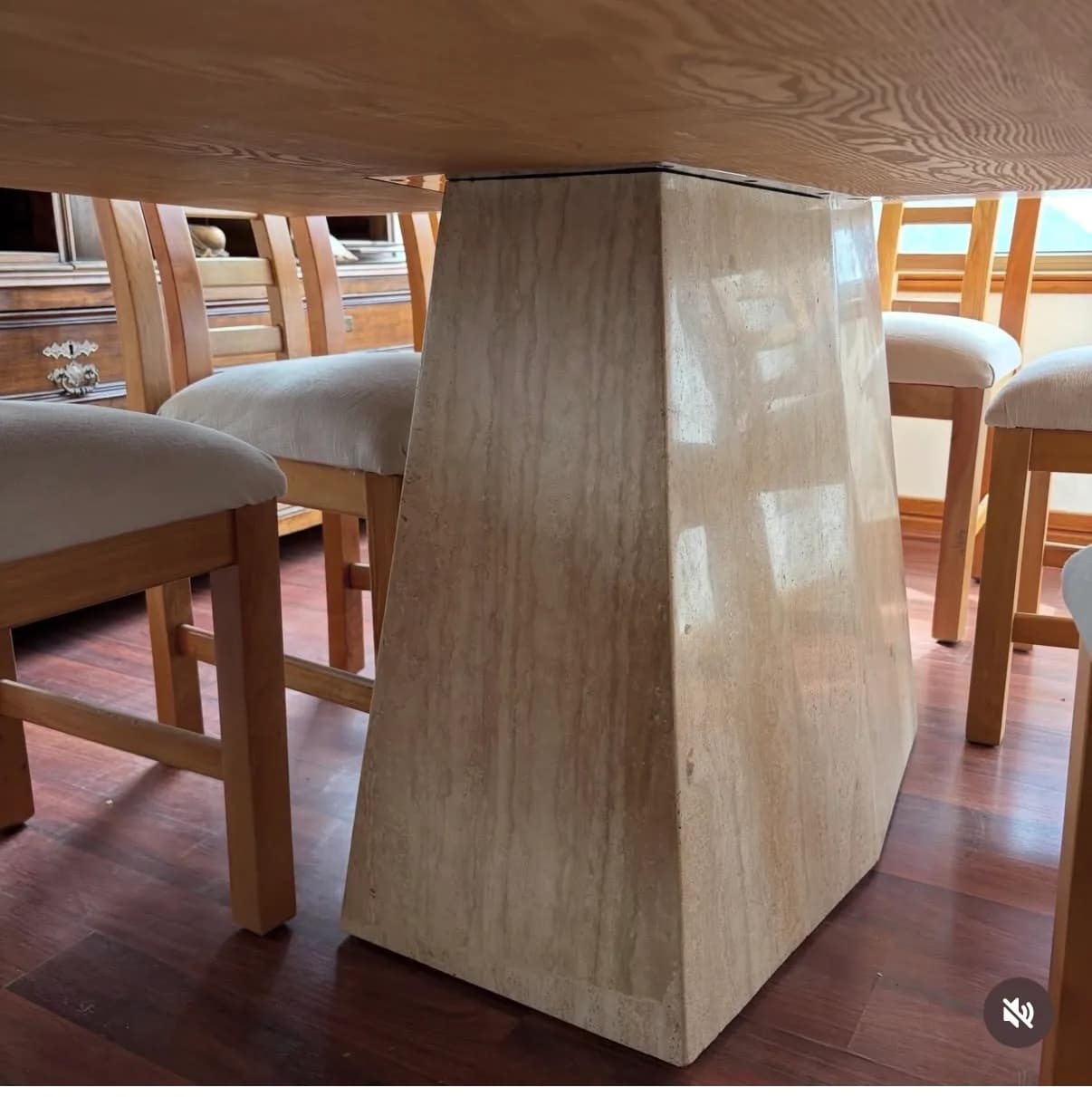 Comedor de madera base mármol con sillas. — vista 3