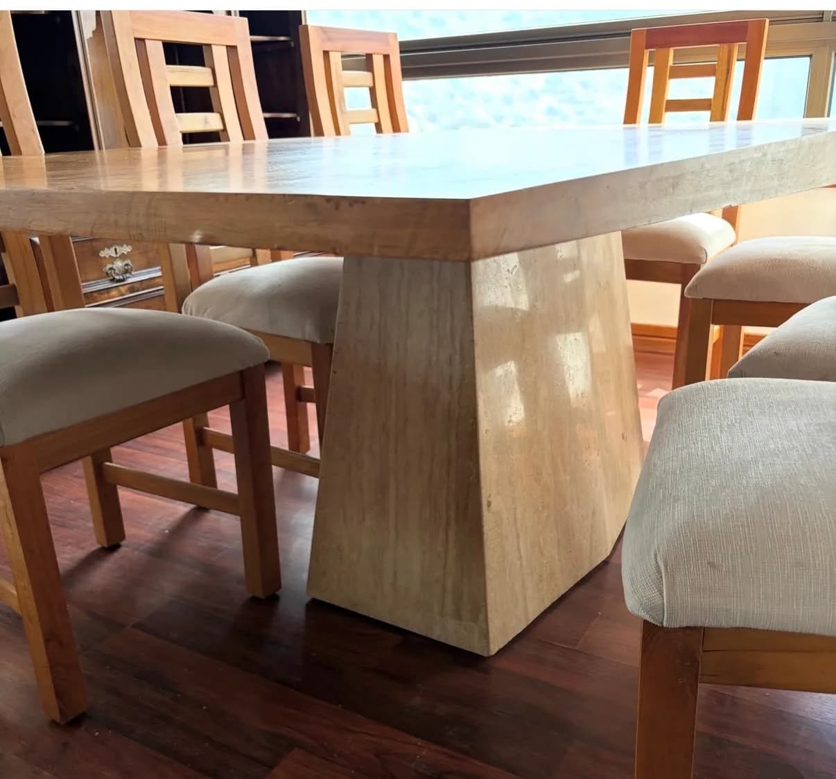 Comedor de madera base mármol con sillas. — vista 4