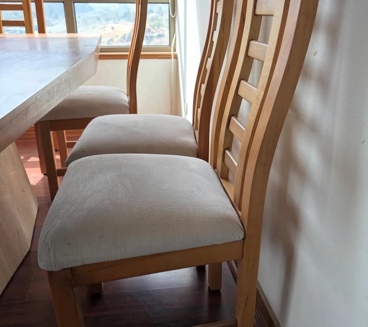 Comedor de madera base mármol con sillas. — vista 5