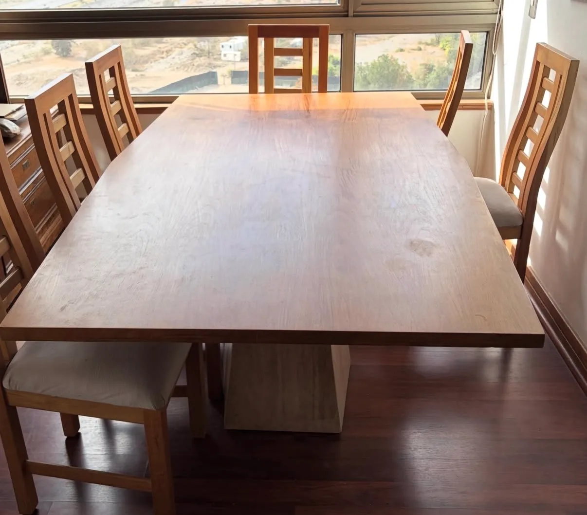 Comedor de madera base mármol con sillas. — vista 8