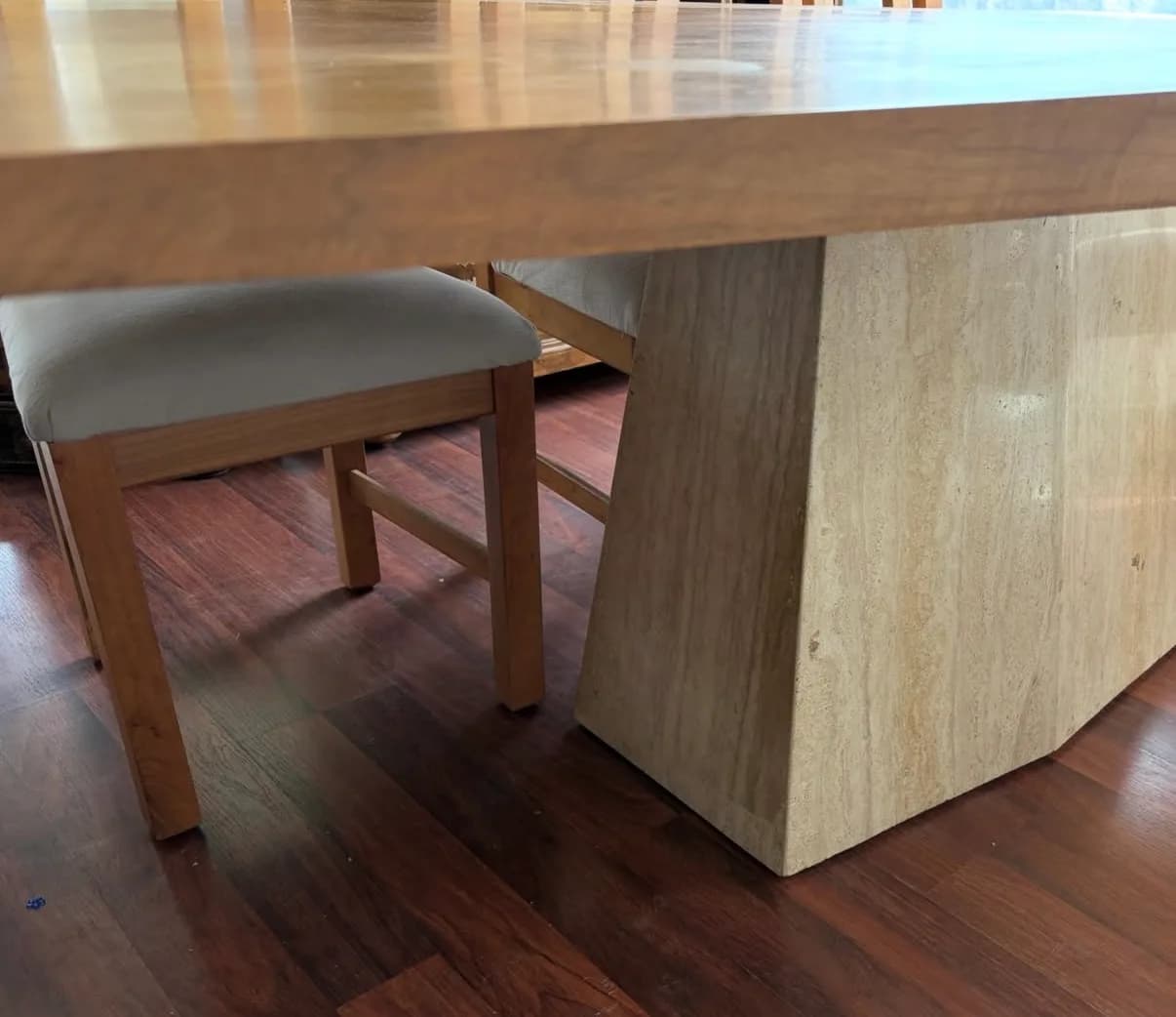 Comedor de madera base mármol con sillas. — vista 9