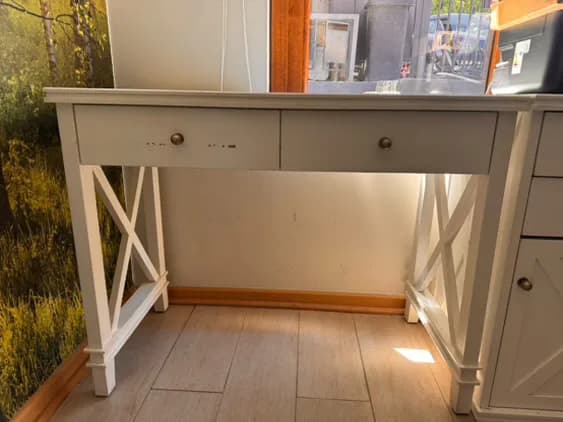 Dos escritorios de madera blancos con cruceta en los costados. — Cuadros y arte
