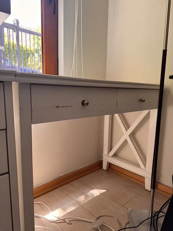 Dos escritorios de madera blancos con cruceta en los costados. — vista 4
