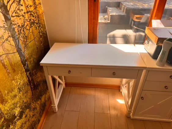 Dos escritorios de madera blancos con cruceta en los costados. — vista 5