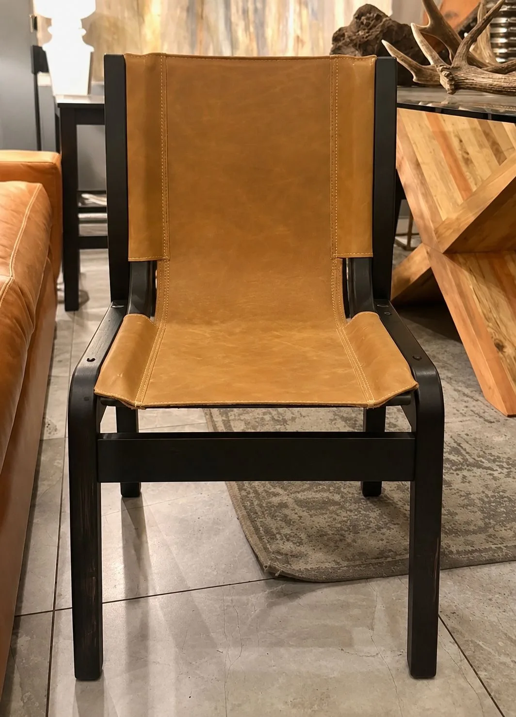 Dos sillas de madera y cuero. Tienda Cuero Design — vista 3