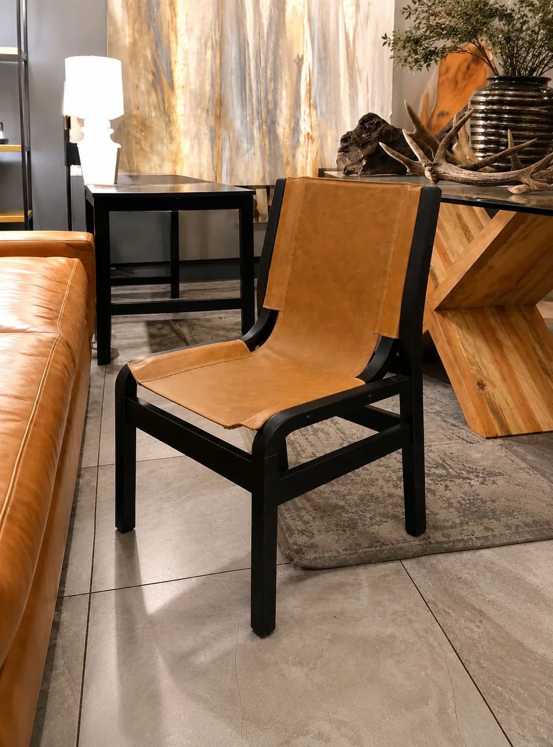 Dos sillas de madera y cuero. Tienda Cuero Design — Sillas