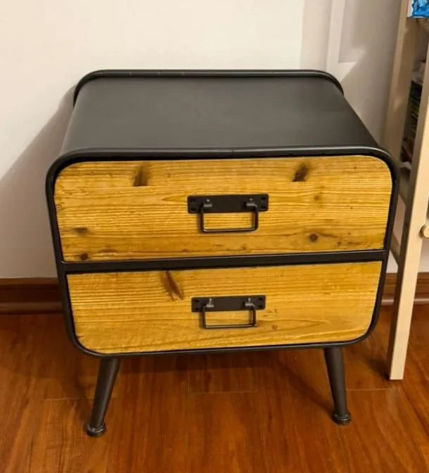 Dos veladores metálicos con madera. — vista 2