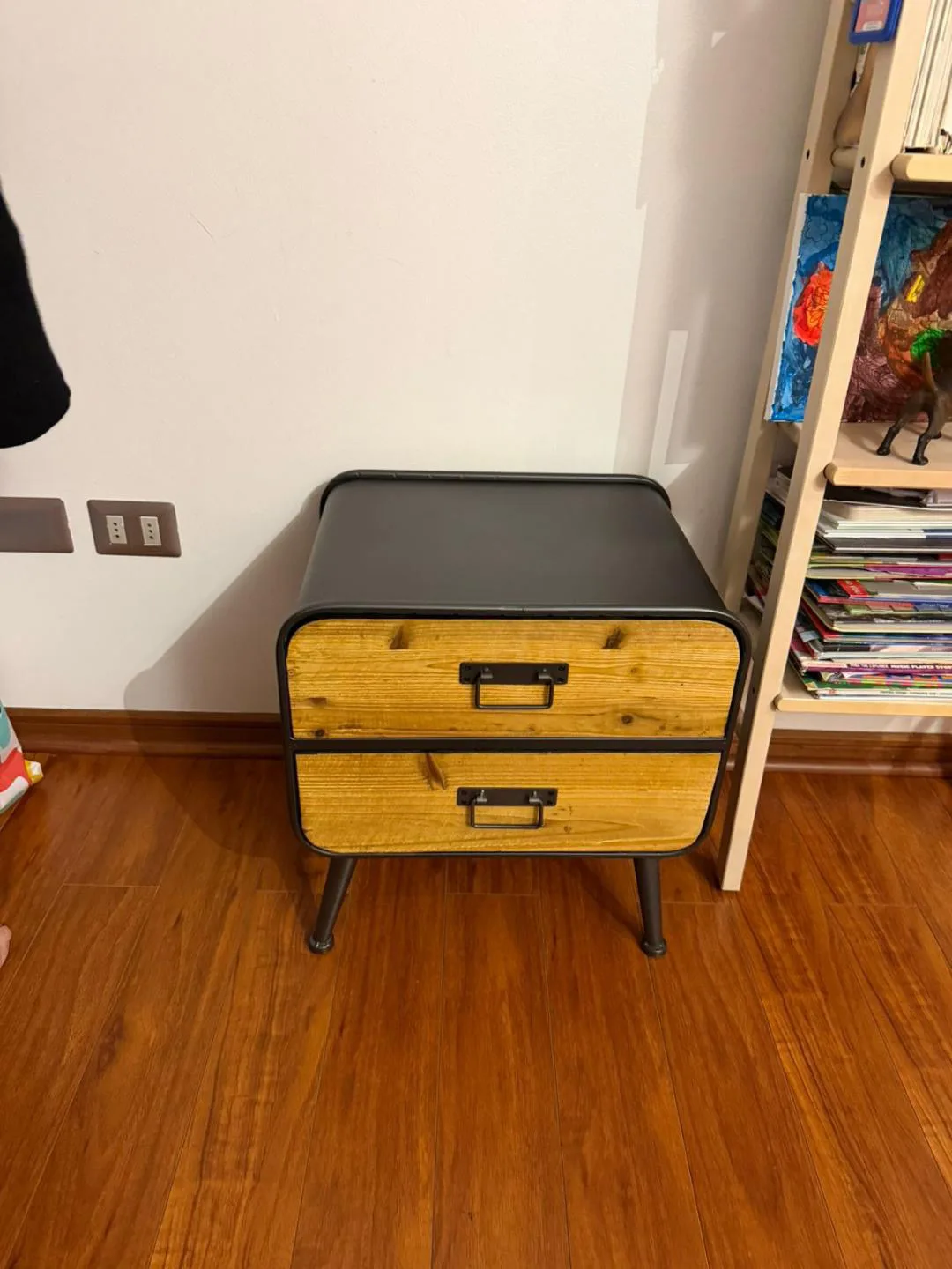 Dos veladores metálicos con madera. — vista 3
