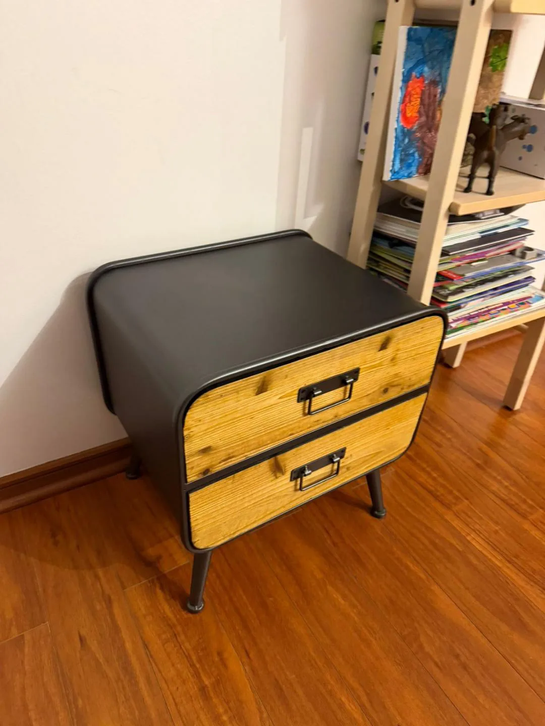 Dos veladores metálicos con madera. — vista 4