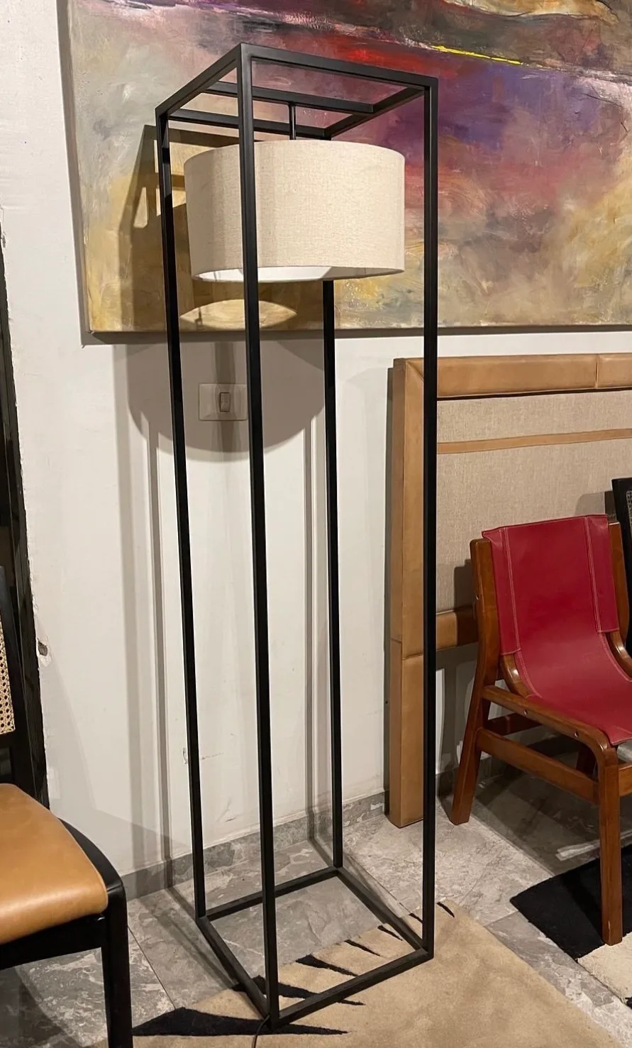 Espectacular lampara de pie con estructura metalica. — Lámparas