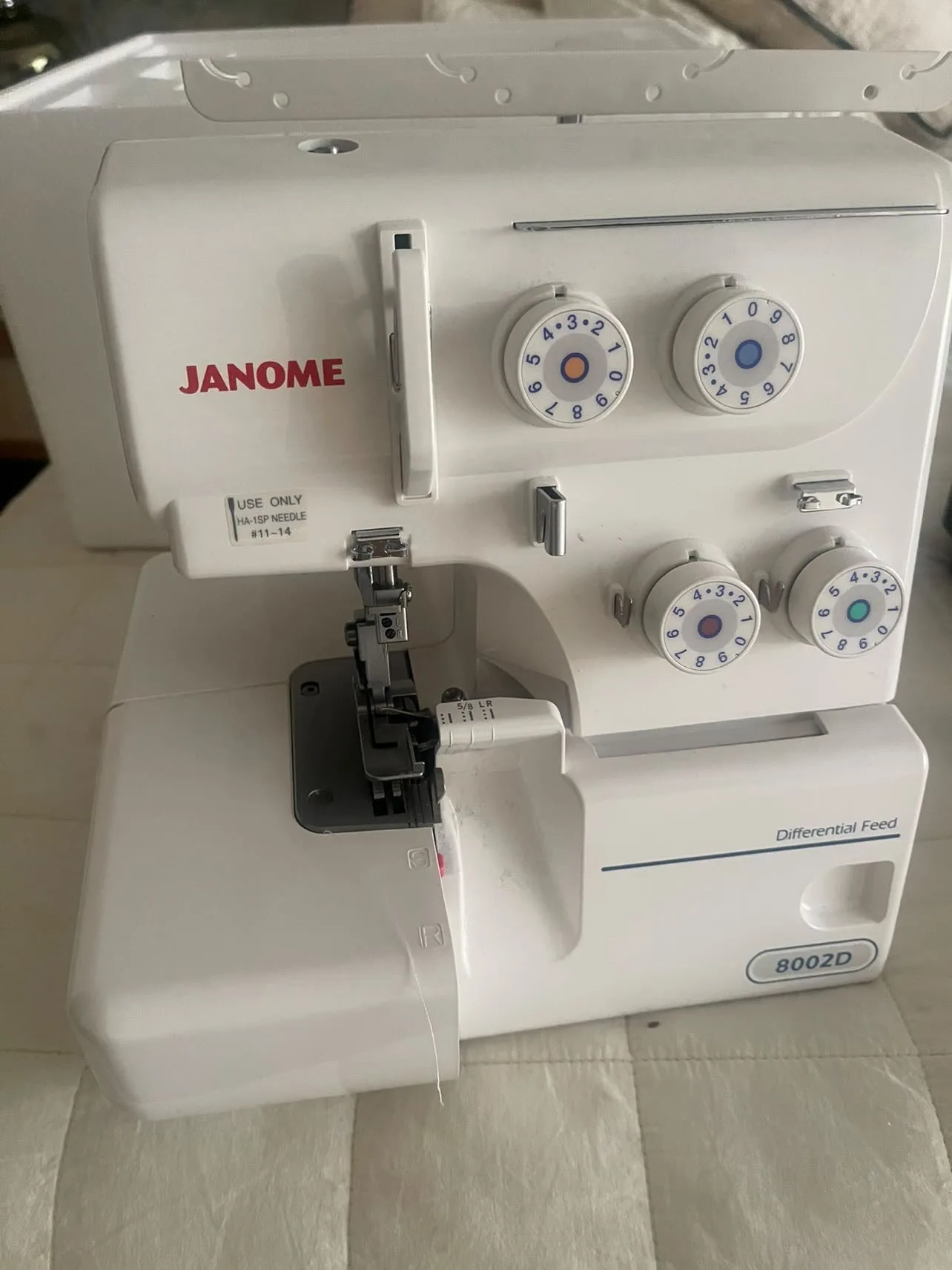 Maquina de coser Overlock Janome 8002D — vista 3