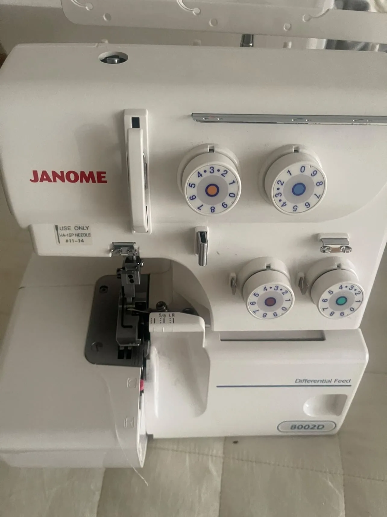 Maquina de coser Overlock Janome 8002D — vista 4