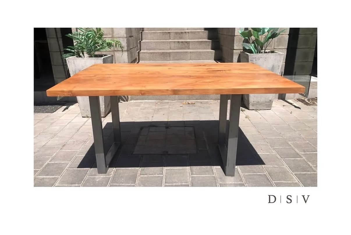Mesa comedor con cubierta de roble y base metalica. — Mesas de comedor