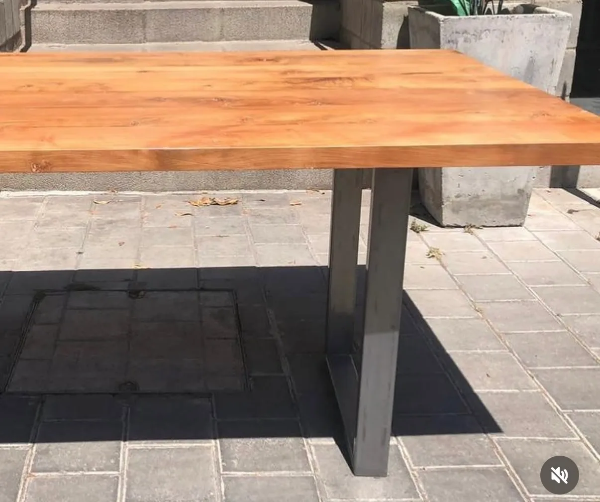 Mesa comedor con cubierta de roble y base metalica. — vista 2