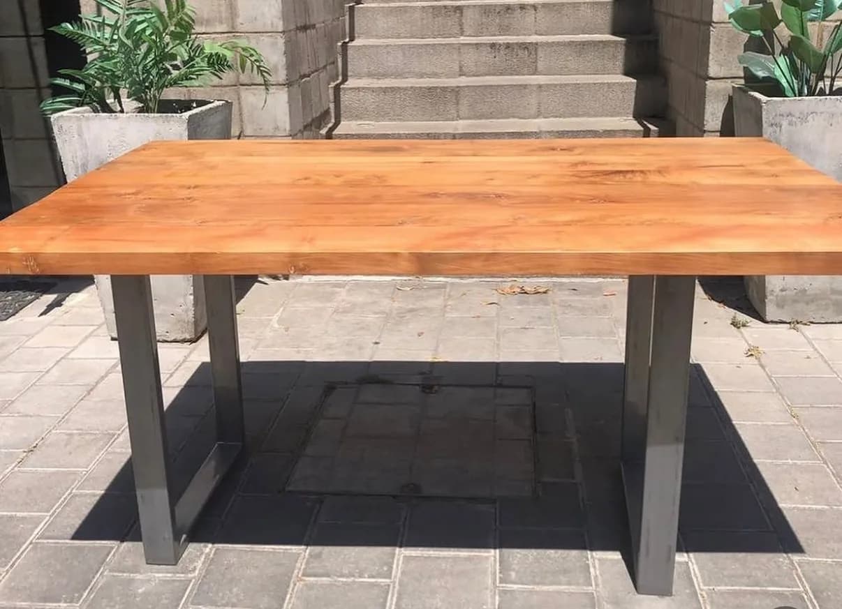 Mesa comedor con cubierta de roble y base metalica. — vista 3