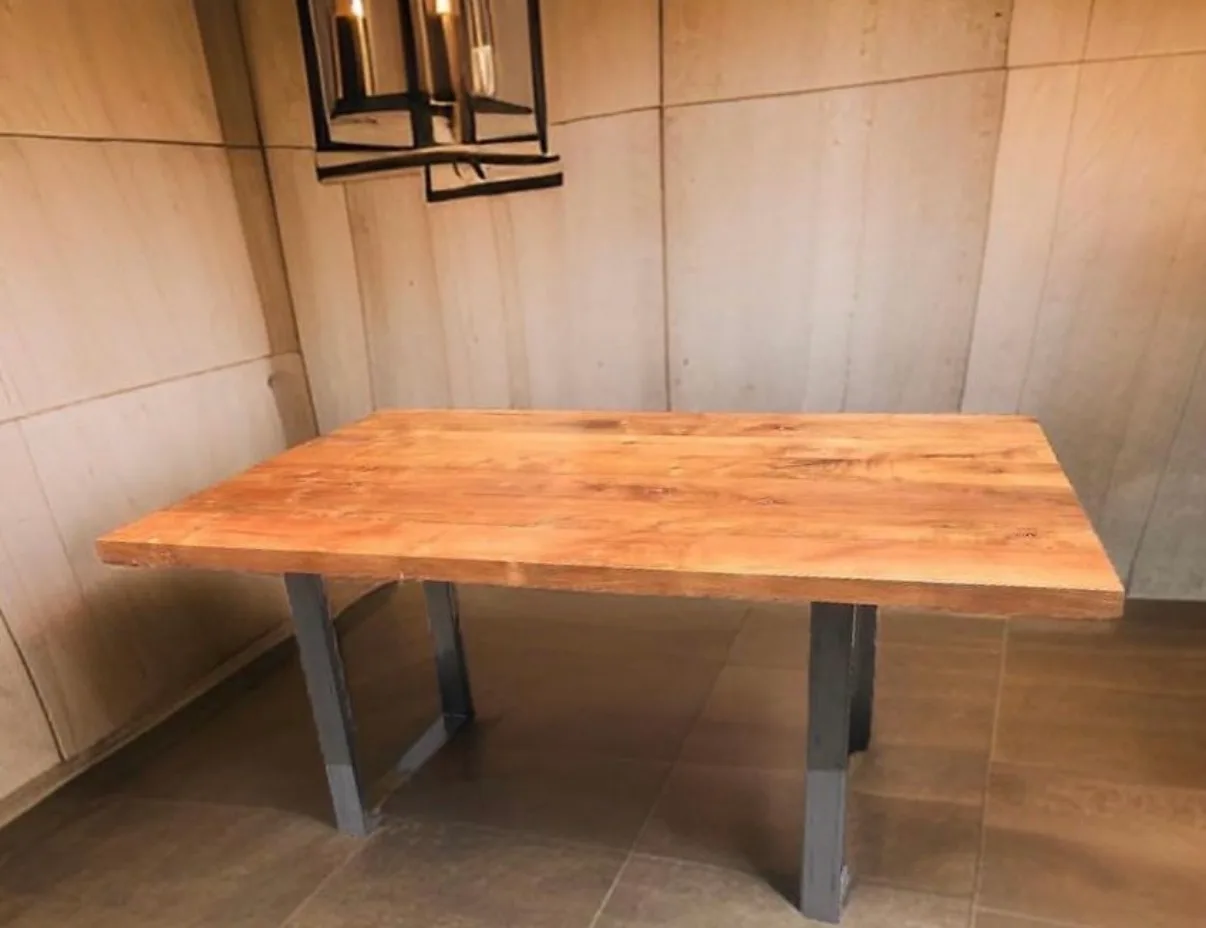 Mesa comedor con cubierta de roble y base metalica. — vista 4