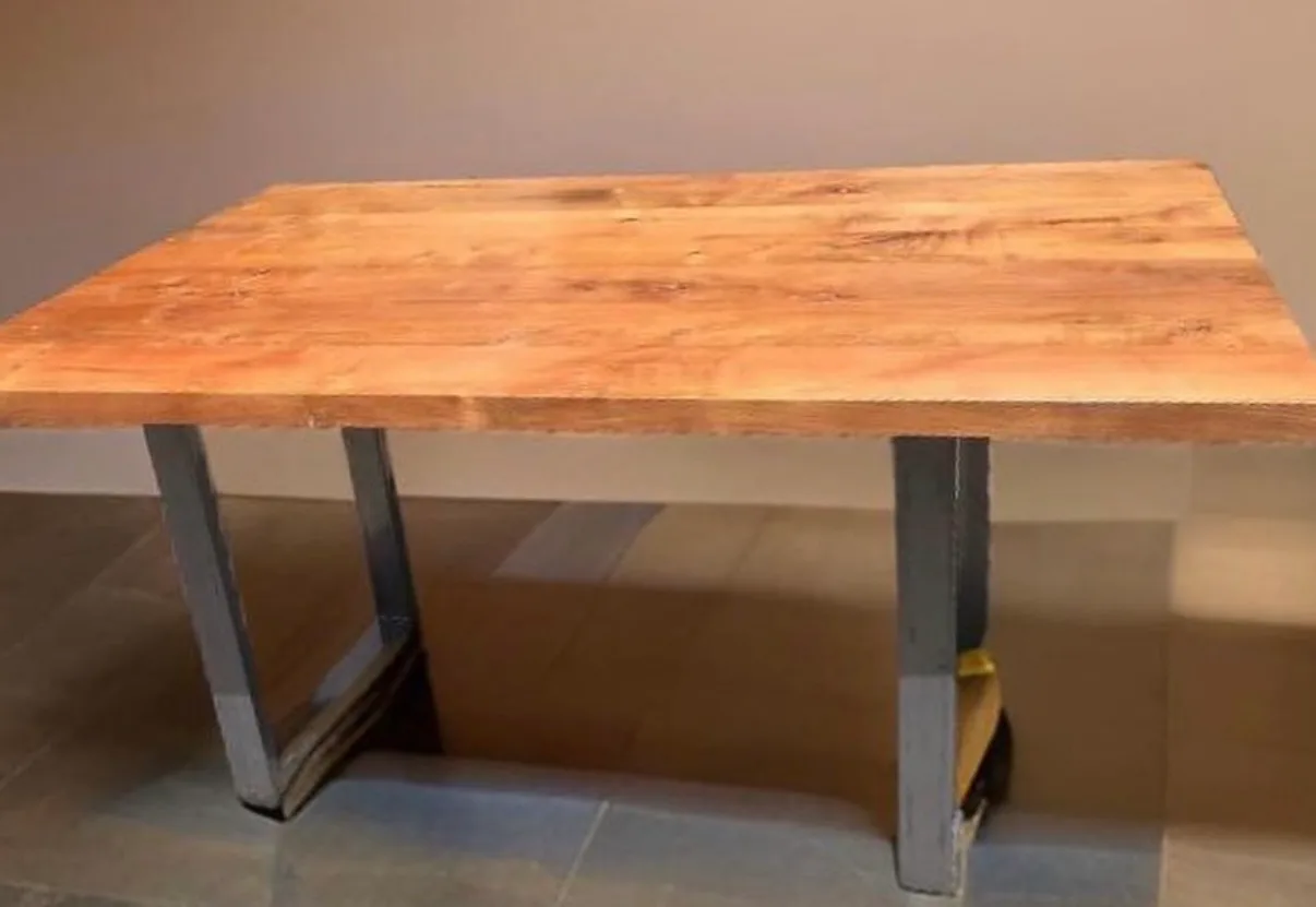 Mesa comedor con cubierta de roble y base metalica. — vista 5