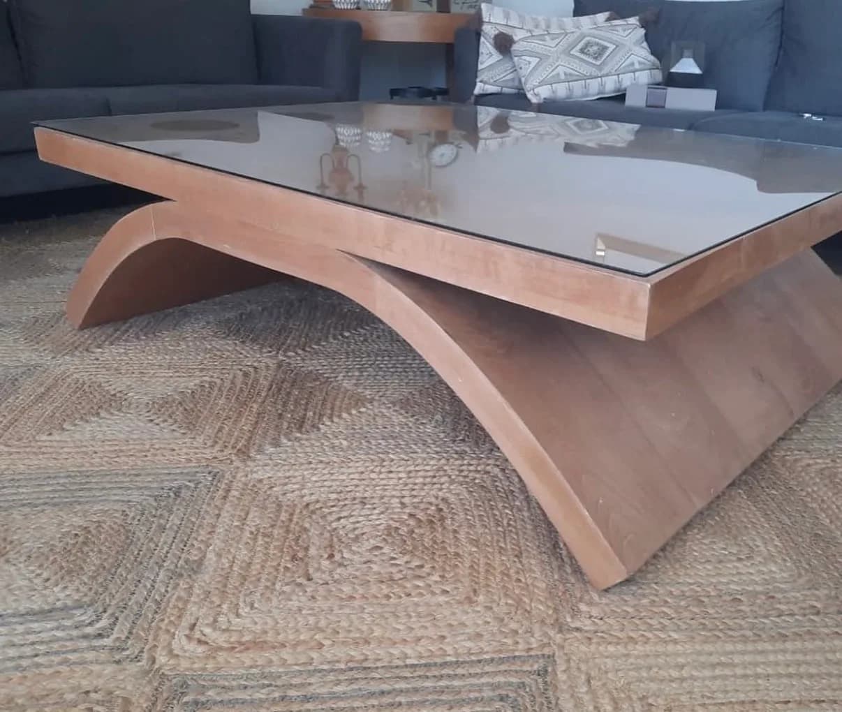 Mesa de centro de madera solida y noble. — vista 2
