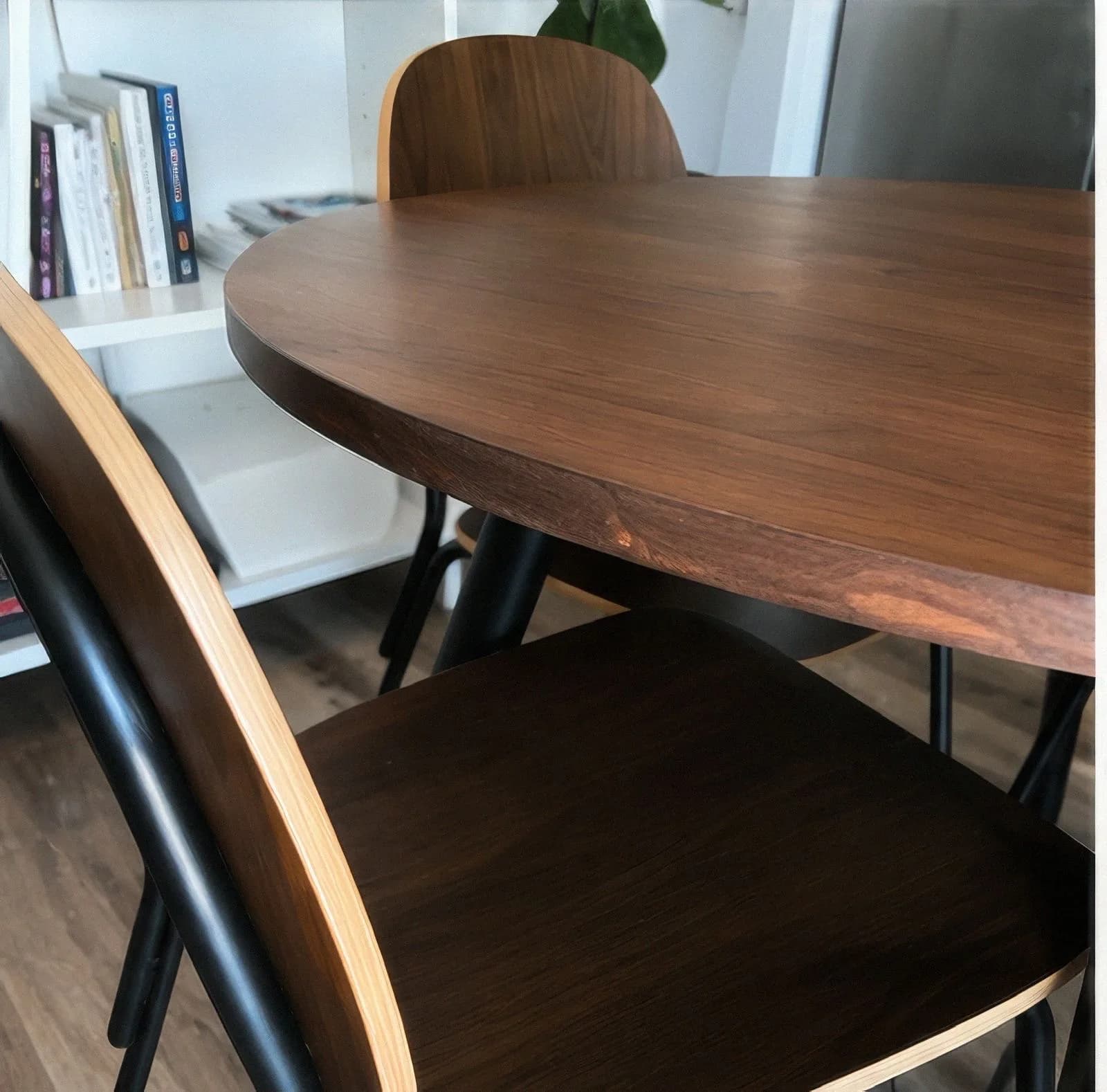 Mesa de comedor con 4 sillas. — vista 2