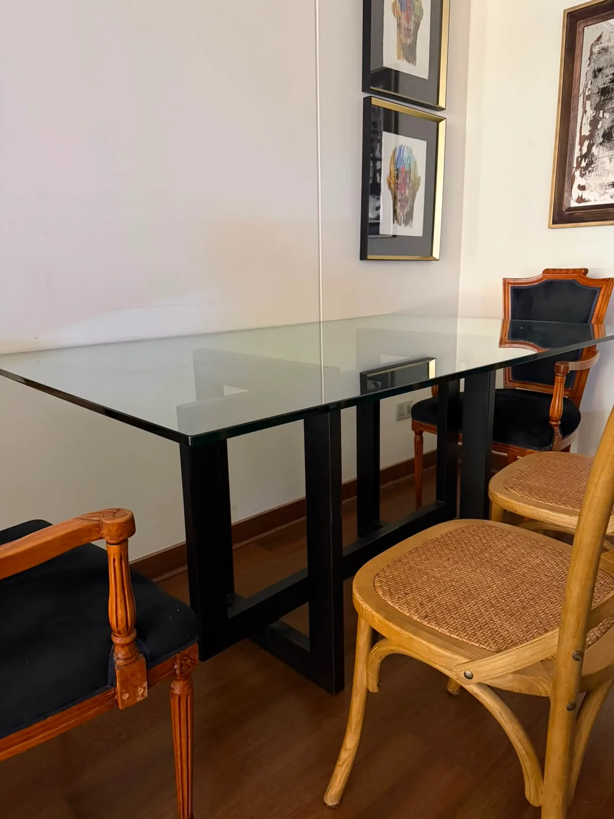 Mesa de comedor con base de fierro y cubierta de vidrio