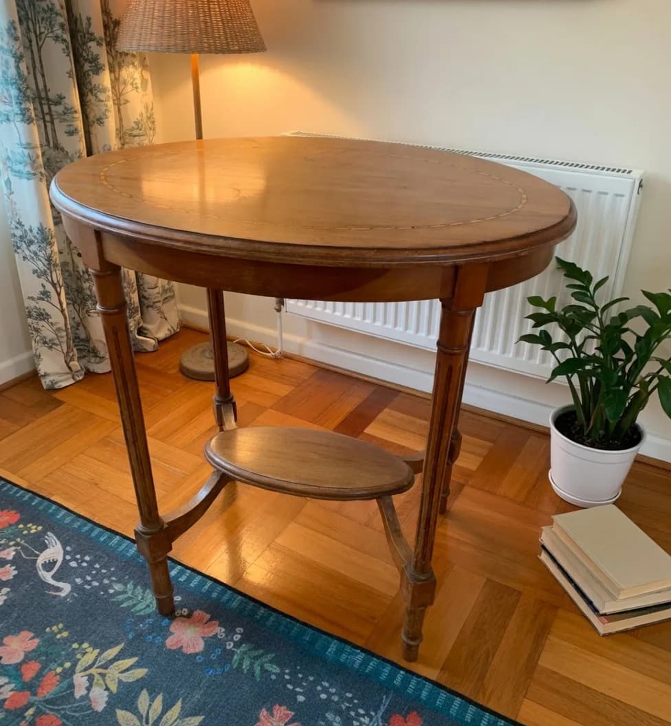 Mesa de madera antigua con marqueteria.