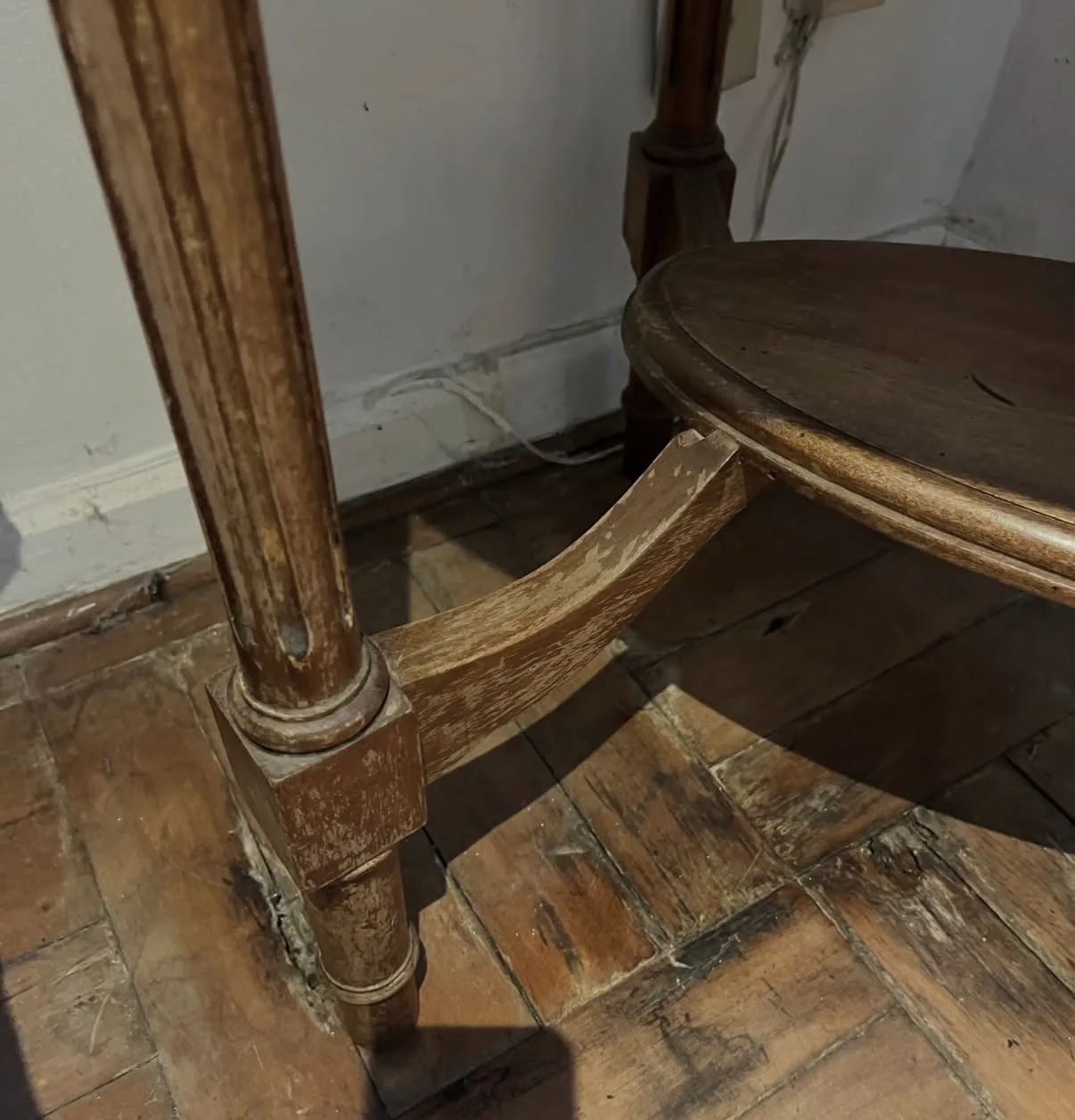 Mesa de madera antigua con marqueteria. — vista 4