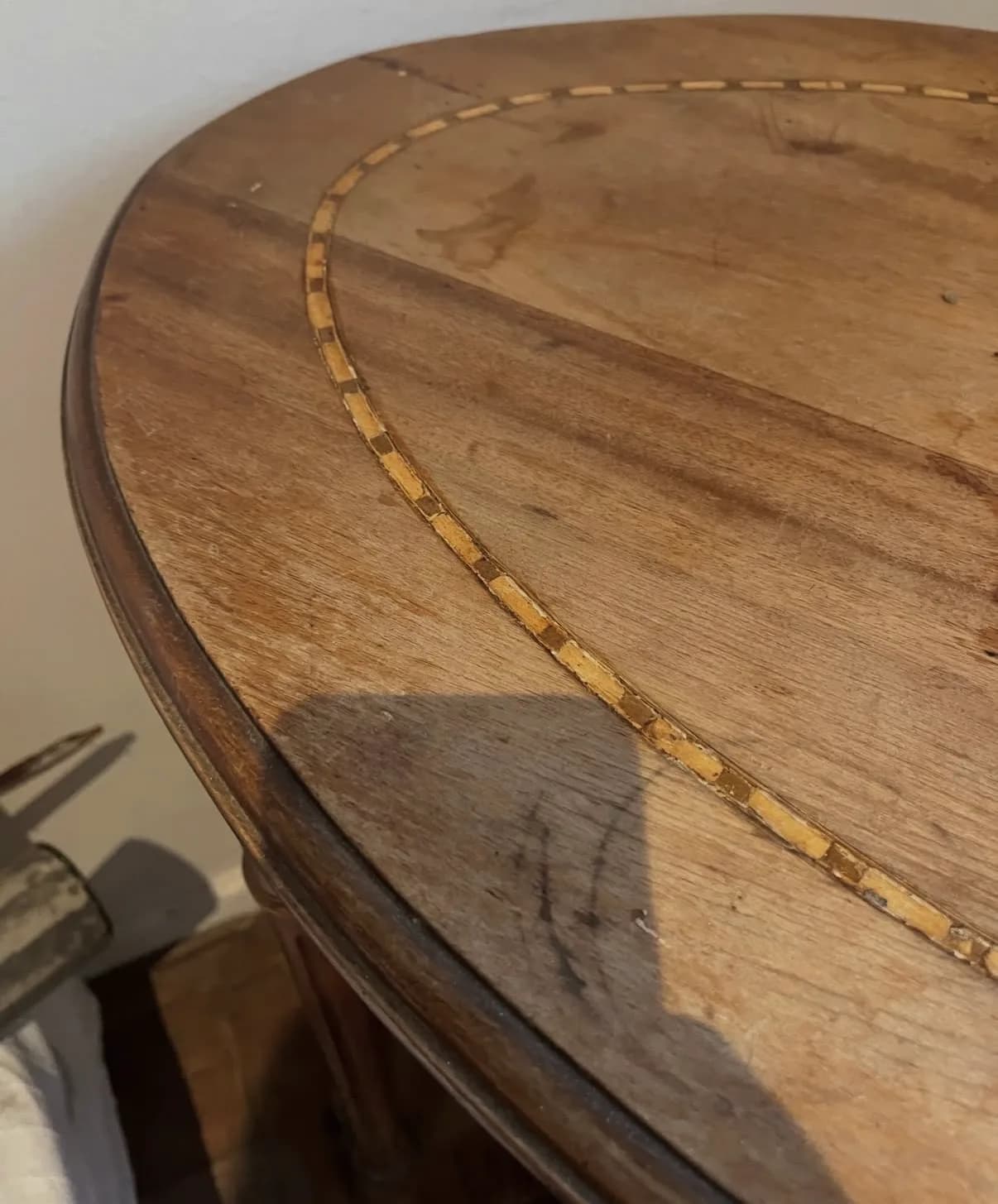 Mesa de madera antigua con marqueteria. — vista 5