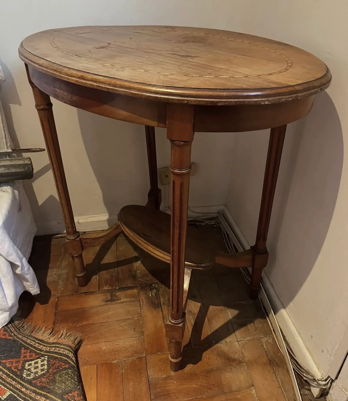 Mesa de madera antigua con marqueteria. — vista 2