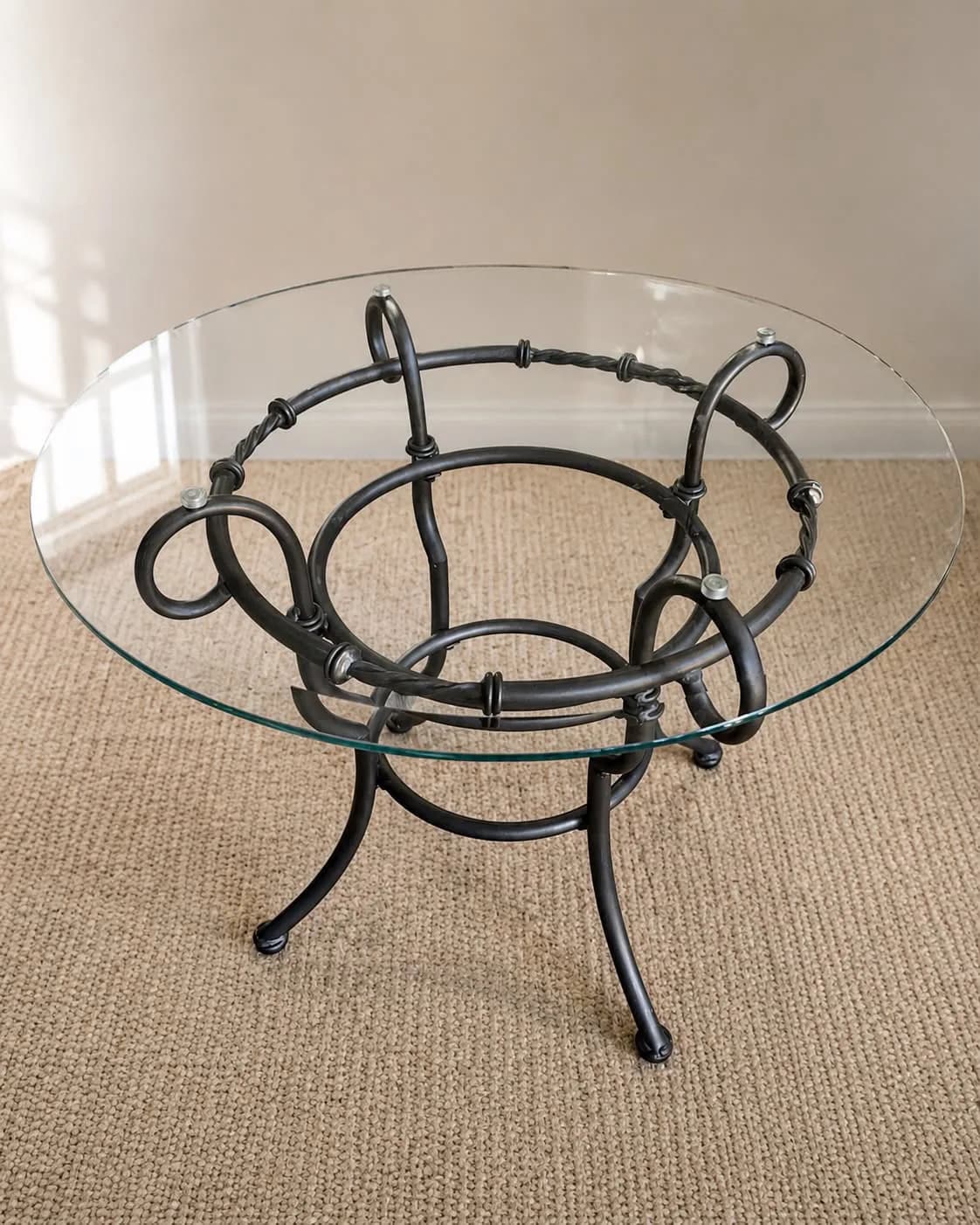 Mesa metal y vidrio biselado. — Mesas