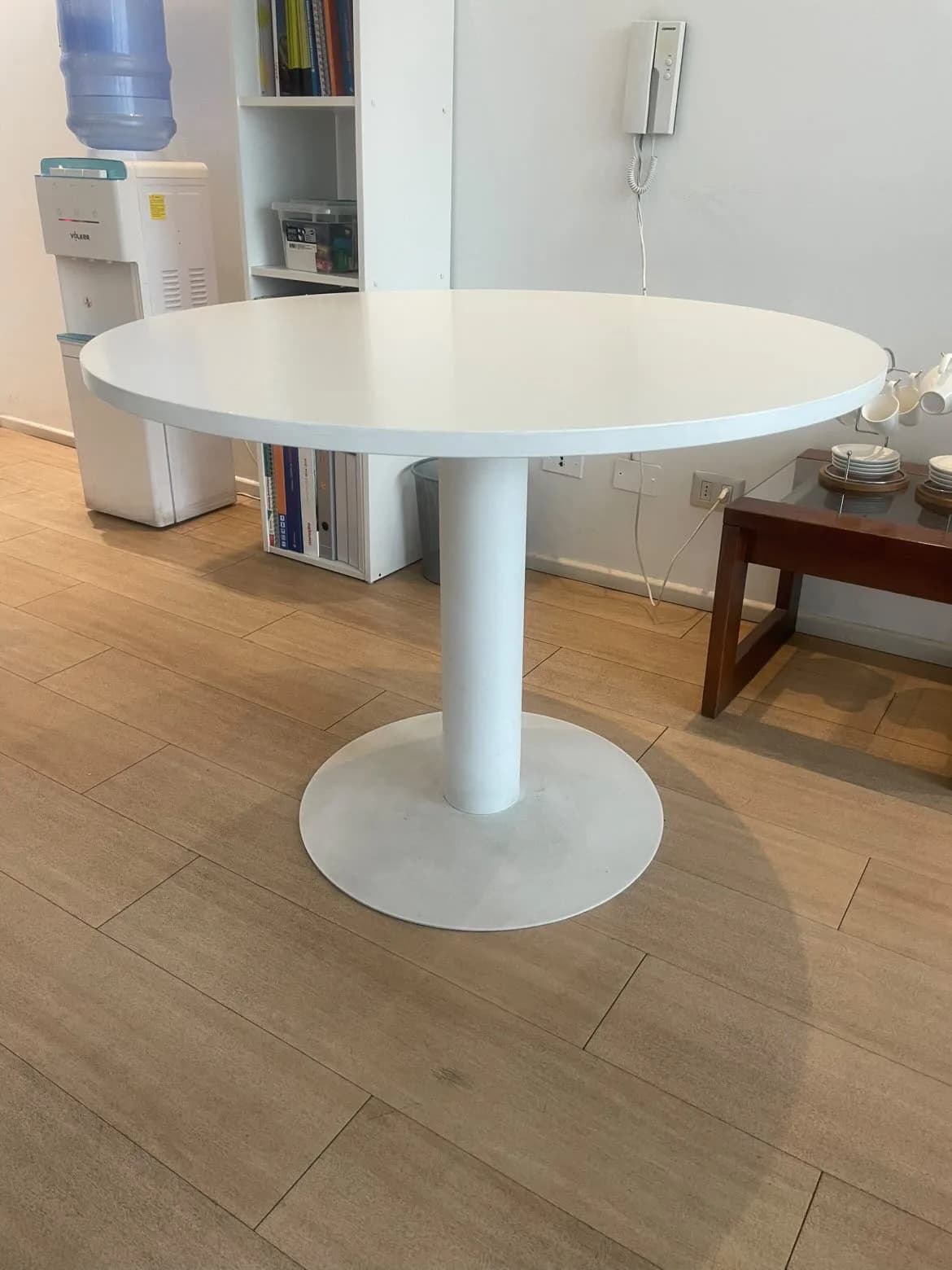 Mesa redonda con base de acero. — Mesas