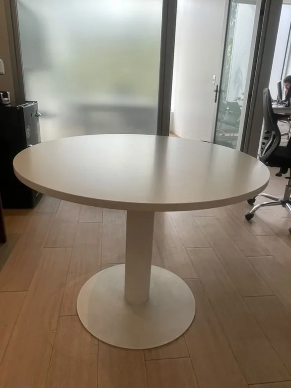 Mesa redonda con base de acero. — vista 3