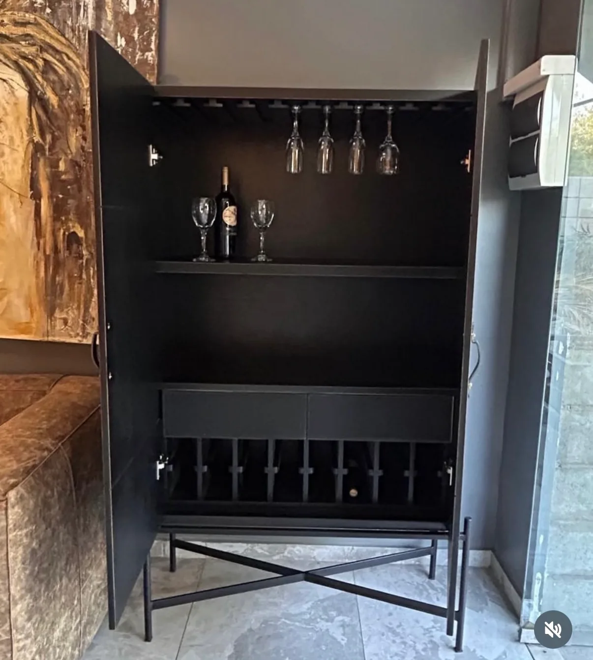 Mueble bar nuevo, de madera y tiradores cuero. — vista 2