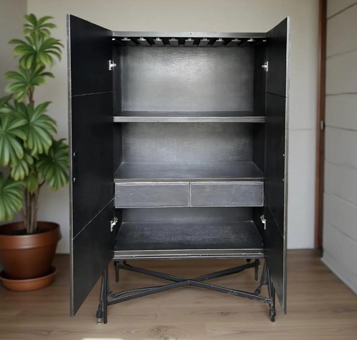 Mueble bar nuevo, de madera y tiradores cuero. — vista 3
