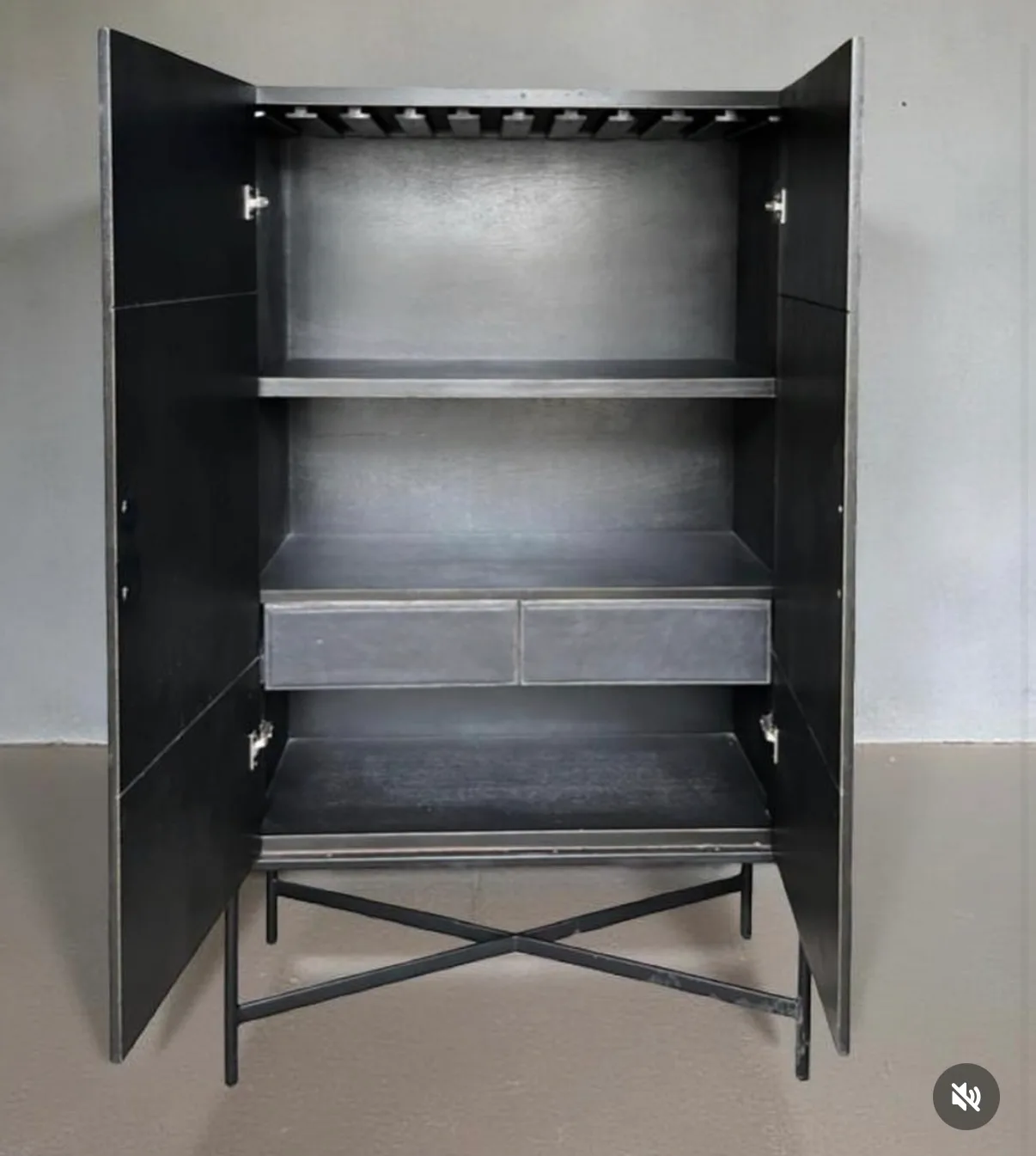 Mueble bar nuevo, de madera y tiradores cuero. — vista 4