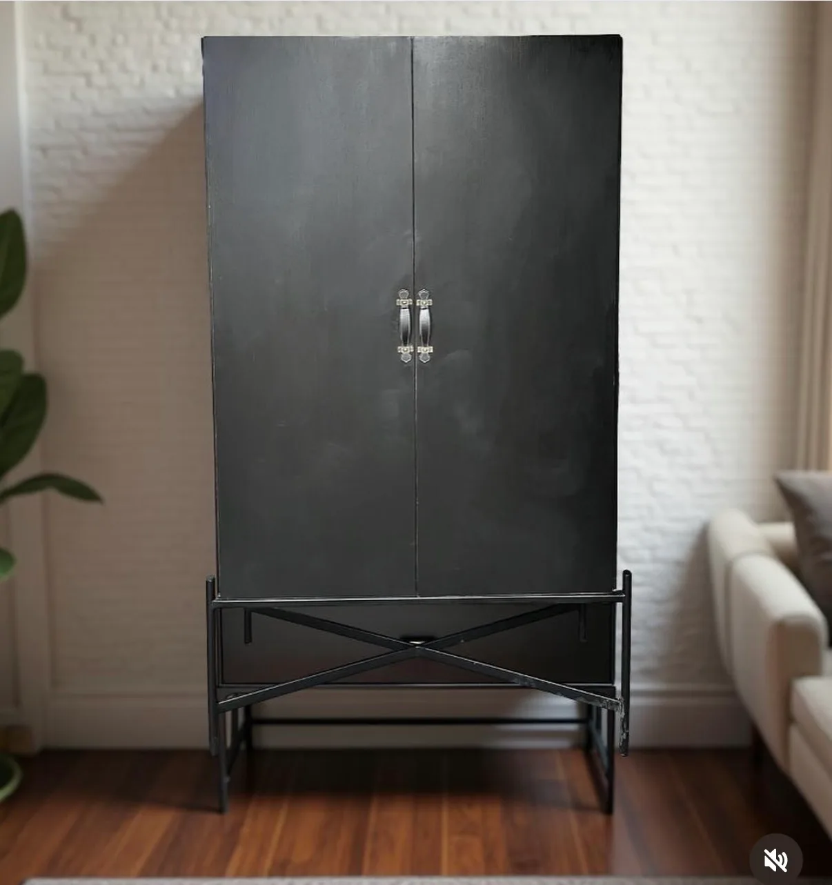 Mueble bar nuevo, de madera y tiradores cuero. — vista 5