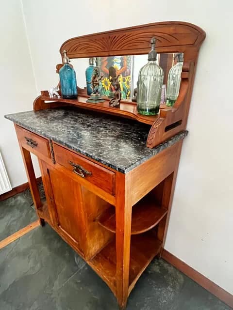 Mueble con marmol, madera de lingue y vidrio biselado. — Muebles