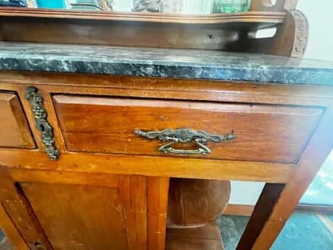 Mueble con marmol, madera de lingue y vidrio biselado. — vista 2